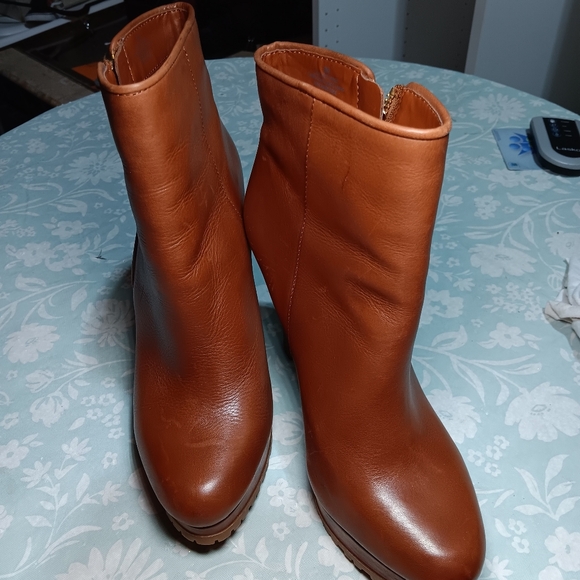 Elegant Tan Leather Ankle Boots - Picture 2 of 7